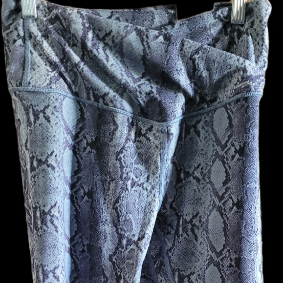 Victoria's Secret Pants - Victorias Secret- on spot cross -over Leggings
